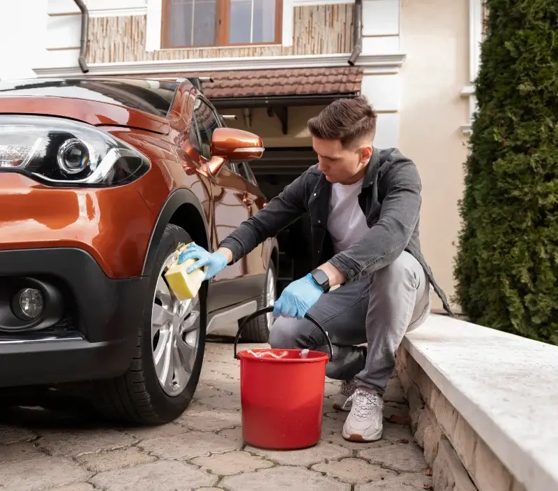 Lavage auto à domicile Granges-sur-Lot : professionnel intervenant sur un véhicule